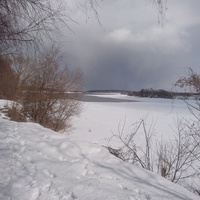 Стрелка реки Волги с открытой водой и замёрзшей реки Дубны (справа)