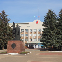 Соборная площадь. Памятник сотнику Медкову у Администрации города
