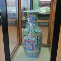 Китайская фарфоровая ваза с росписью