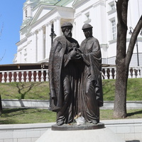 Памятник святым благоверным Петру и Февронии Муромским у Спасского собора