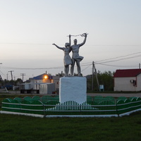 Памятник "Рабочий и Колхозница", п. Панфилово