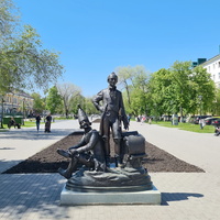 Памятник  Суворову  "Пензяк толстопятый" на ул. Пушкина