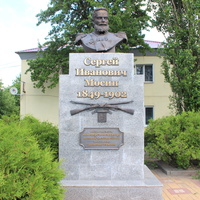 Памятник Сергею Мосину.