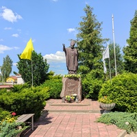 Памятник Иоанну Павлу II на территории костёла