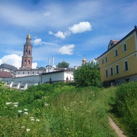 Вид со стороны оврага на стены и постройки монастыря с Большой колокольней и Новым братским корпусом (справа)
