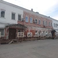Келейный (историческое назначение - настоятельский) корпус Бобренёва монастыря, в котором устроена домовая церковь.