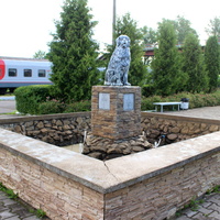 Памятник героине стихотворения "Багаж" Самуила Маршака.