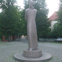 Памятник литовскому просветителю Людвигасу Резе на Каштановой аллее в Литовском сквере района Амалиенау