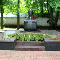 Мемориал в центре посёлка.