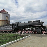 Ж/Д вокзал, памятник паровозу