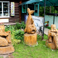 Деревянные скульптуры в парке.