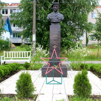 Памятник Алексею Храброву из Шестой десантной роты.