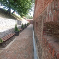 Эскарповая стена с амбразурами за Фридландскими воротами