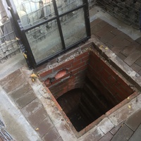 Один из люков в подземные коммуникации за Фридландскими воротами