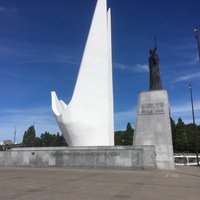 Памятник посвящён пионерам океанического лова и рыбакам, погибшим в море. Рядом памятник покровителю моряков Николаю Чудотворцу на набережной реки Преголи