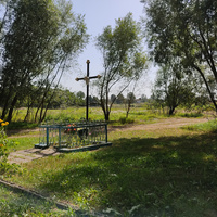 Крест на въезде в деревню Ораны