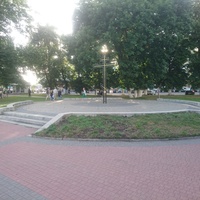 Круглое возвышение и православный крест на месте будущего памятника князю Владимиру на площади Победы