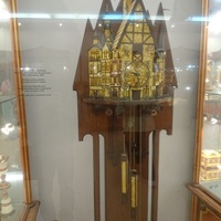 В Музее янтаря в башне Дона. Зал "Янтарный дом". Часы «Кукушка», 2010 год