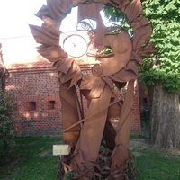 Скульптура "Солнце" около Музея янтаря на площади Василевского