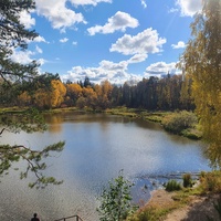Вид на озеро с возвышенности парка