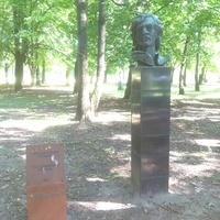 В парке скульптур на острове Канта. "Портрет капитана Пелевина", Р.Х. Мурадян, 1979 г.