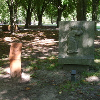 В парке скульптур на острове Канта. Рельеф "Мать", В.Б. Шелов, 1981 г.