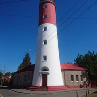 Красно-белый маяк  Балтийска, самый западный в России. Построен в 1813 году по проекту архитектора Карла Шинкеля. Дальность видимости огня в ясную погоду достигает 16 морских миль (около 30 километров).