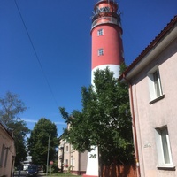 На углу Морского бульвара перед маяком  Балтийска