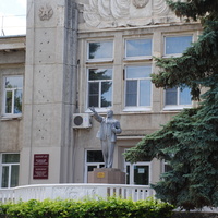 Администрация и памятник В.И. Ленину.