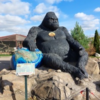 Памятник горилле сразу после входа в парк