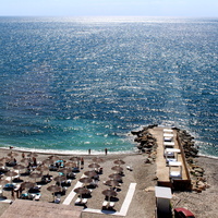 Вид на центральный пляж из фуникулёра.