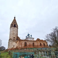 Погост Старая Никола, на первом плане Никольская церковь