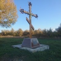 Поклонный крест "Сохрани, Господи, весь сию" на въезде в село