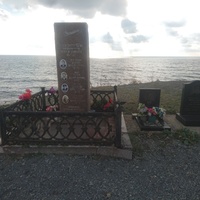 Памятник экипажу рейса С-31 (Як-40) на острове Утриш в Большом Утрише (Столкновение над Анапой), а также два мемориала (справа) погибшим летчикам в более поздних катастрофах
