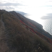 На гребне холмов Семисамского хребта за селом Варваровка у побережья Чёрного моря. Вид в сторону мыса Утриш