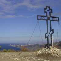 Поклонный крест на гребне холмов Семисамского хребта за селом Варваровка у побережья Чёрного моря