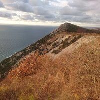 Гребень Семисамского хребта за селом Варваровка у побережья Чёрного моря в сторону Анапы
