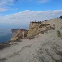 Дорога вдоль обрывистых склонов побережья Чёрного моря около смотровой площадки "Ласточкины гнёзда" за селом Супсех.