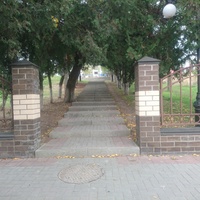 Один из входов в сквер Воинской Славы с лестницей к Братской могиле советских воинов