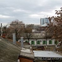 Вид из окна гостевого дома "Ардо" в направлении здания на ул.Митрофана Седина (в районе пересечения с ул.Пашковской - с левой стороны кадра)