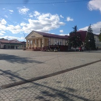 ДЮСШ №1 и ресторан "Магелан" на перекрёстке улиц Ленина и Демьяна  Бедного