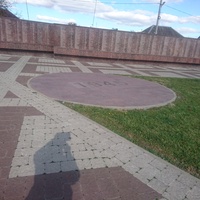 Площадь у братской могилы 4360 СОВЕТСКИХ ВОИНОВ с выложенными кругом годами ВОВ