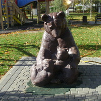 Скульптура "Медвежата" в Центральном парке (парке им. Тельмана) на детской площадке