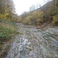 Русло реки Богого вдоль парка у комплекса источников «Святая Рука»