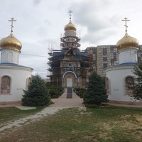 Храм иконы Божией Матери Державная, слева - здание церковной лавки, справа - трапезной
