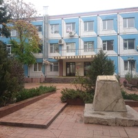 Сквер имени Когута И.П. перед офисом Анапского ПАТП с каменной книгой на постаменте