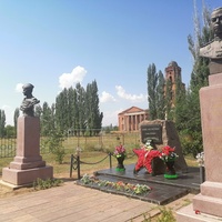 Бюсты полным кавалера Ордена Славы Игорю Пэну и Ивану Кузнецова.