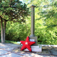 Памятник погибшим бойцам орудийного расчета младшего сержанта Григорьева.