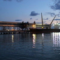 Морской порт ночью.