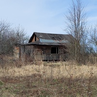 Заброшенный дом на поле
